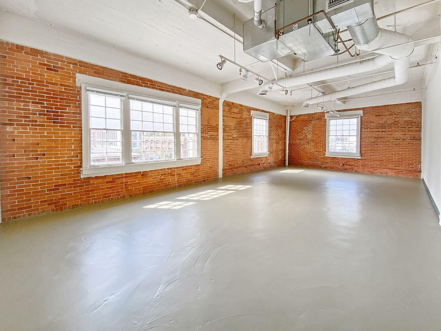 1 beds  1.0 baths (1068 sqft) photo 4