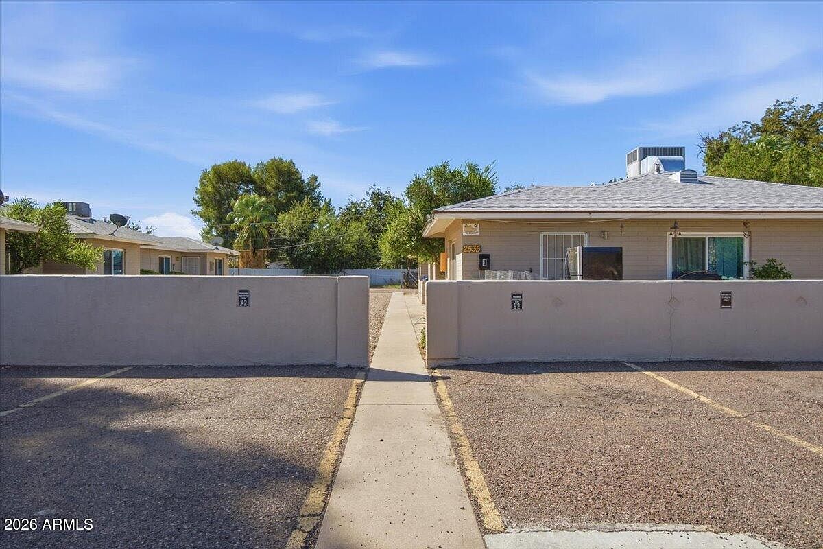 2535 E Clarendon Ave photo 3