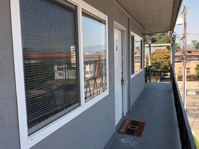 2BR/1BA Single Family House on Santa Clara Ave · Oakland photo 3