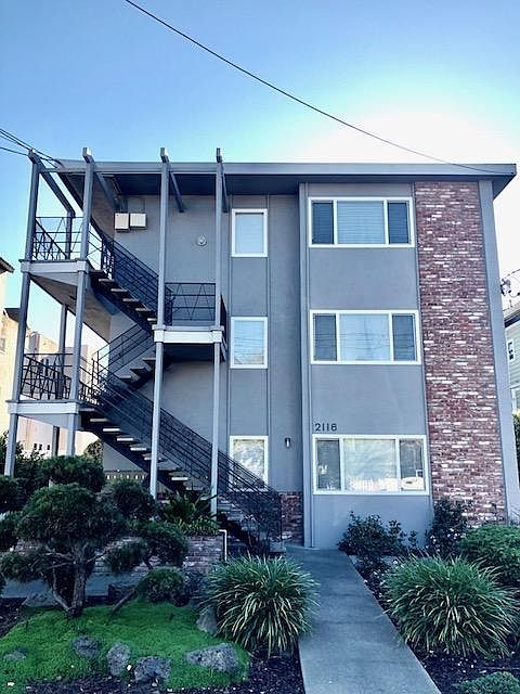 2BR/1BA Single Family House on Santa Clara Ave · Oakland photo 2