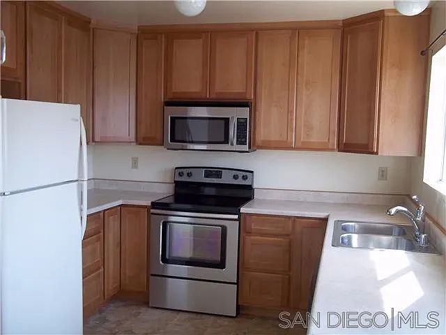 930 Ebony Ave photo 4