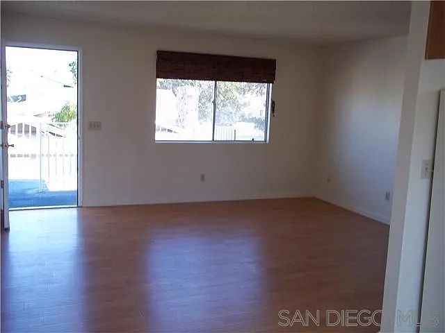 930 Ebony Ave photo 2