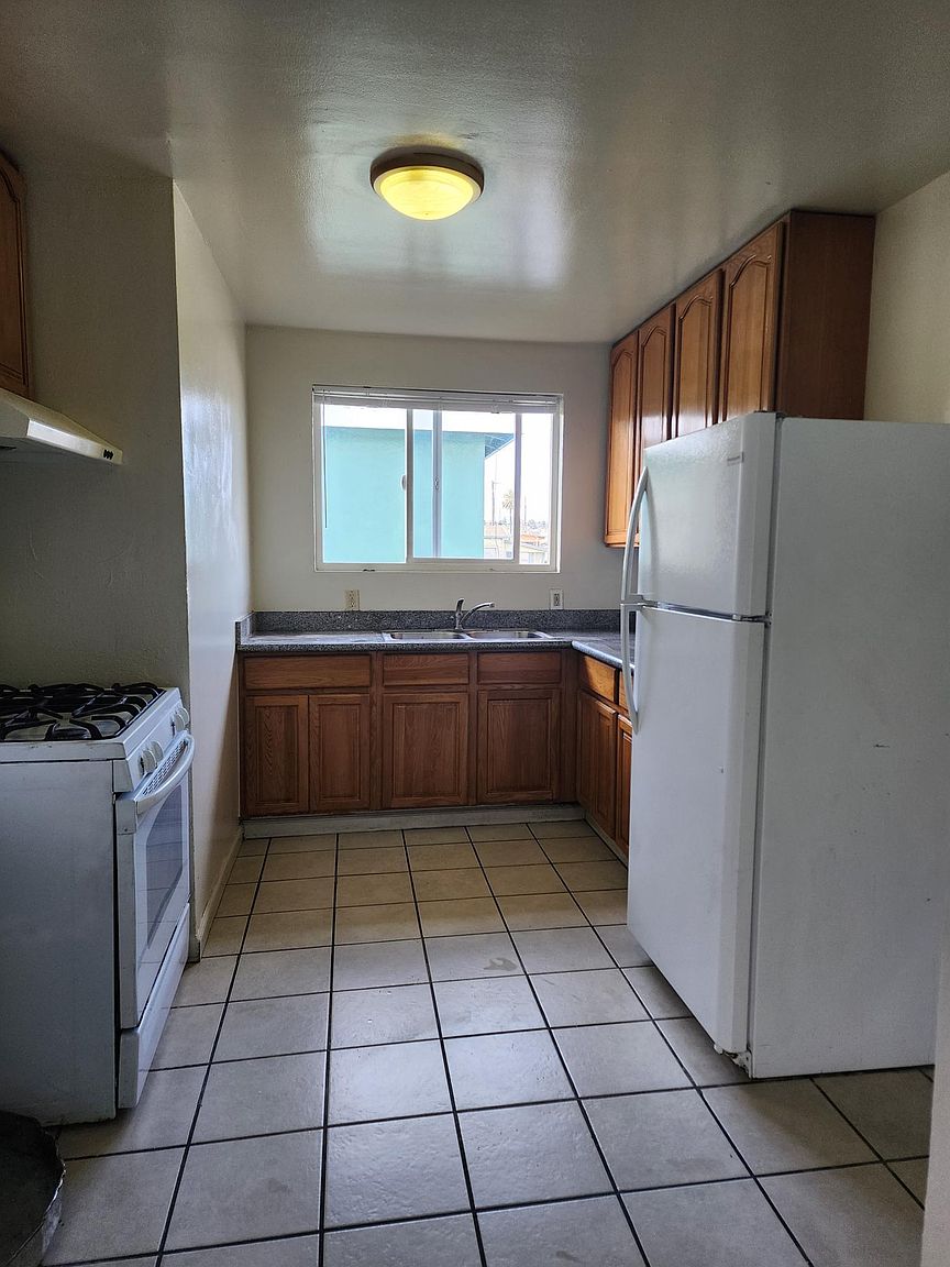 6920 Fresno St photo 5