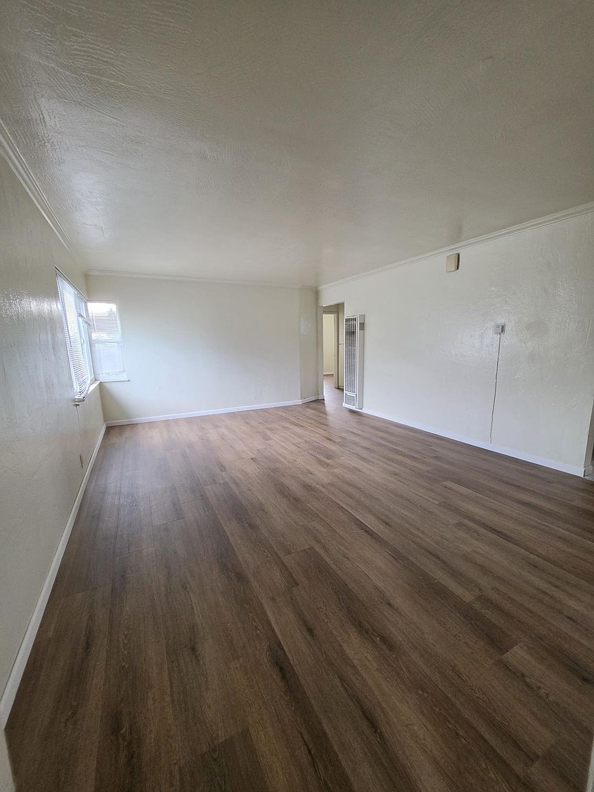 6920 Fresno St photo 4