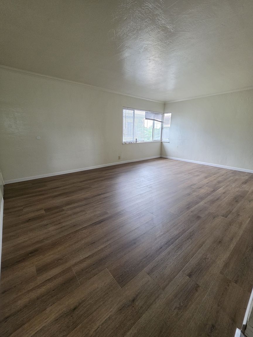 6920 Fresno St photo 3