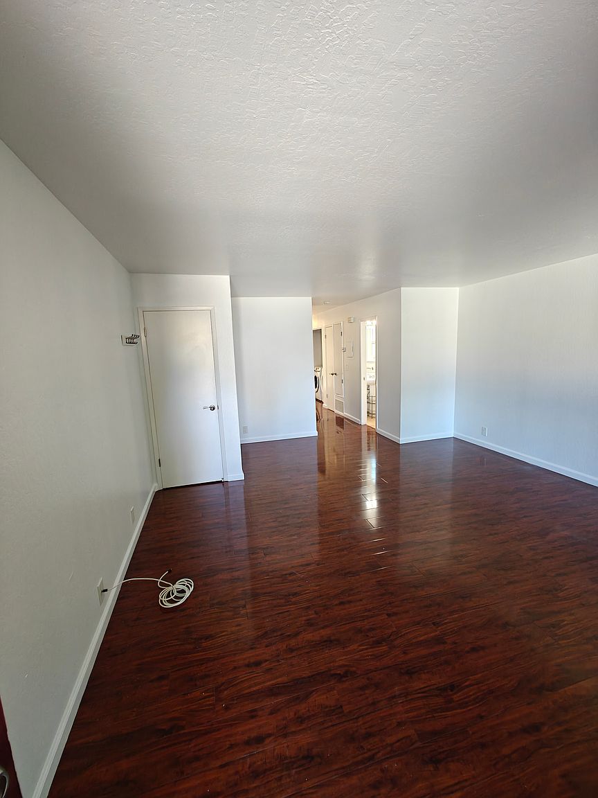 1BR/1BA Single Family House on W California Ave · Sunnyvale photo 3