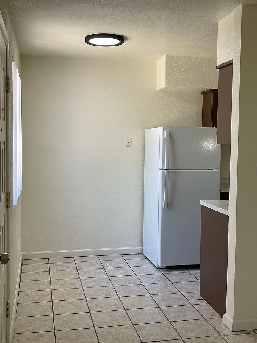 1331 E Vista Ave APT 3 photo 2