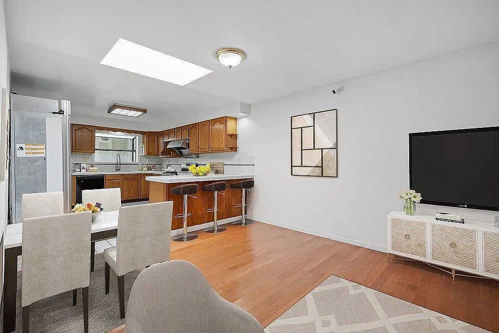 565 Crespi Dr photo 4