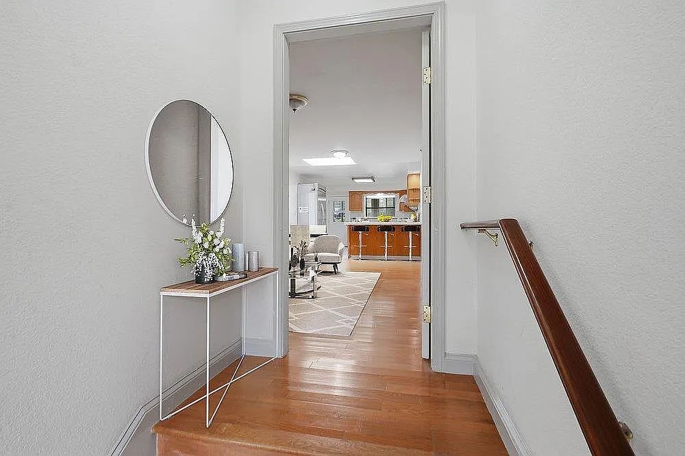 565 Crespi Dr photo 2