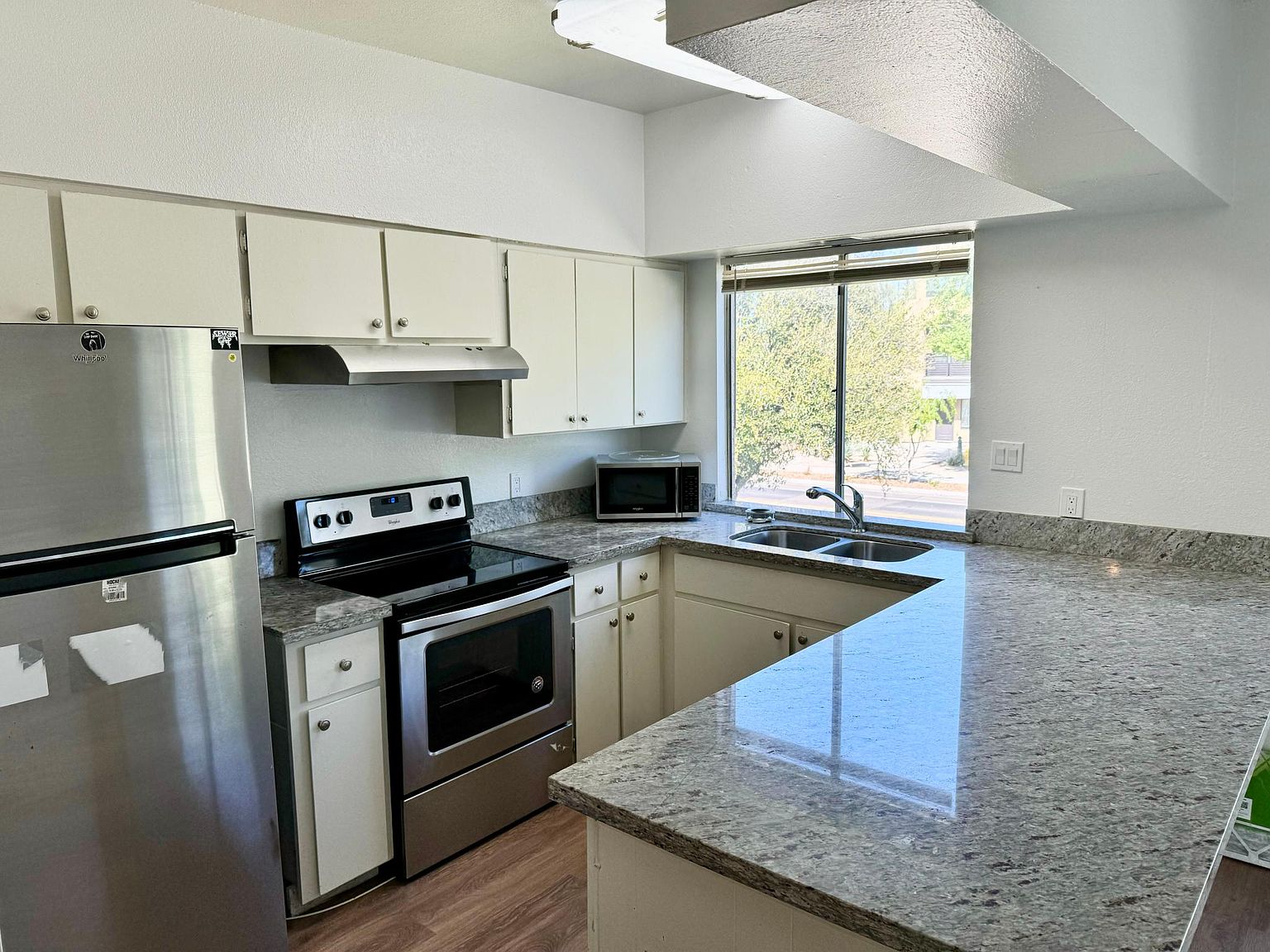 1005 W 5th St APT 204 photo 4