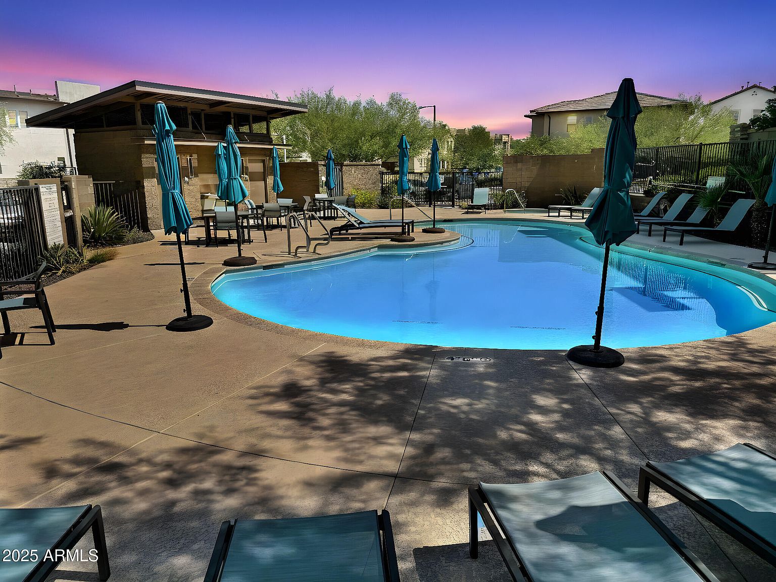 2366 W Gloria Ln photo 4