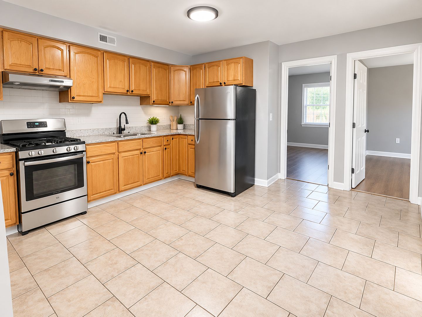 542 Lewis St photo 3