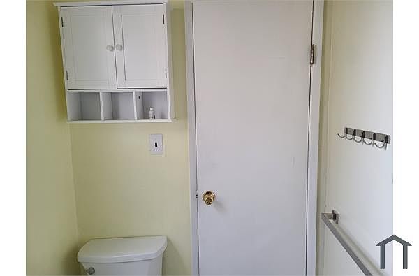 2011 Linden St photo 2