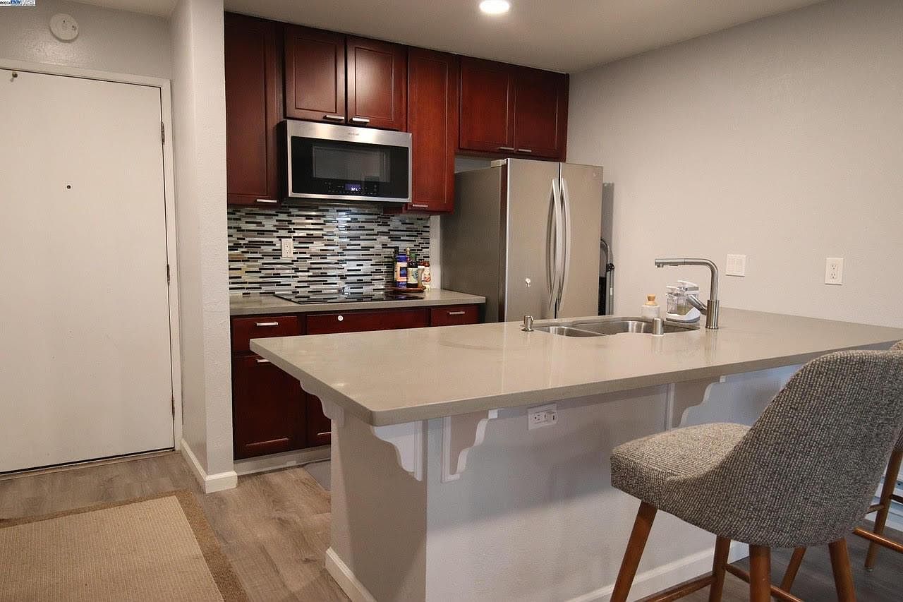 Beautiful Remodeled Adams Point Condo photo 2