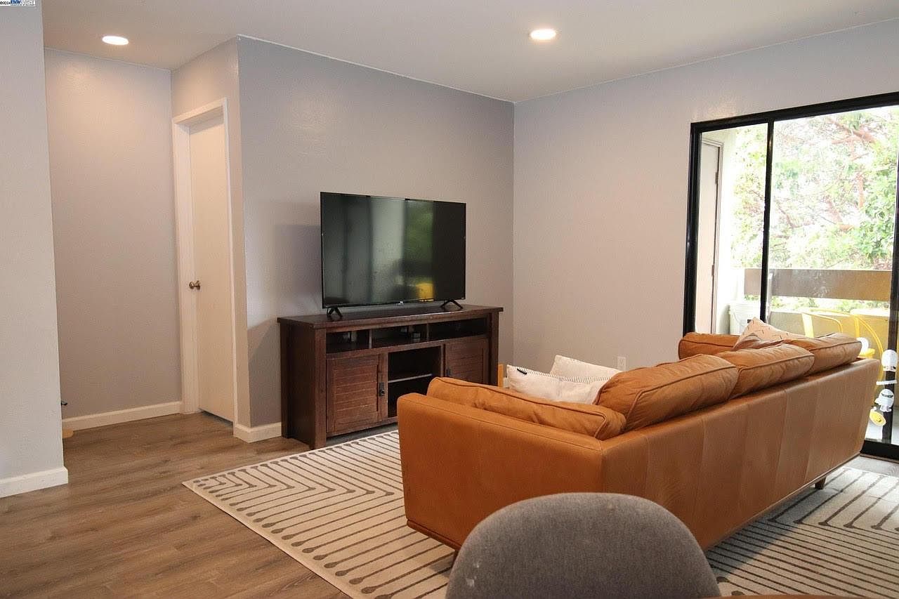 Beautiful Remodeled Adams Point Condo photo 3