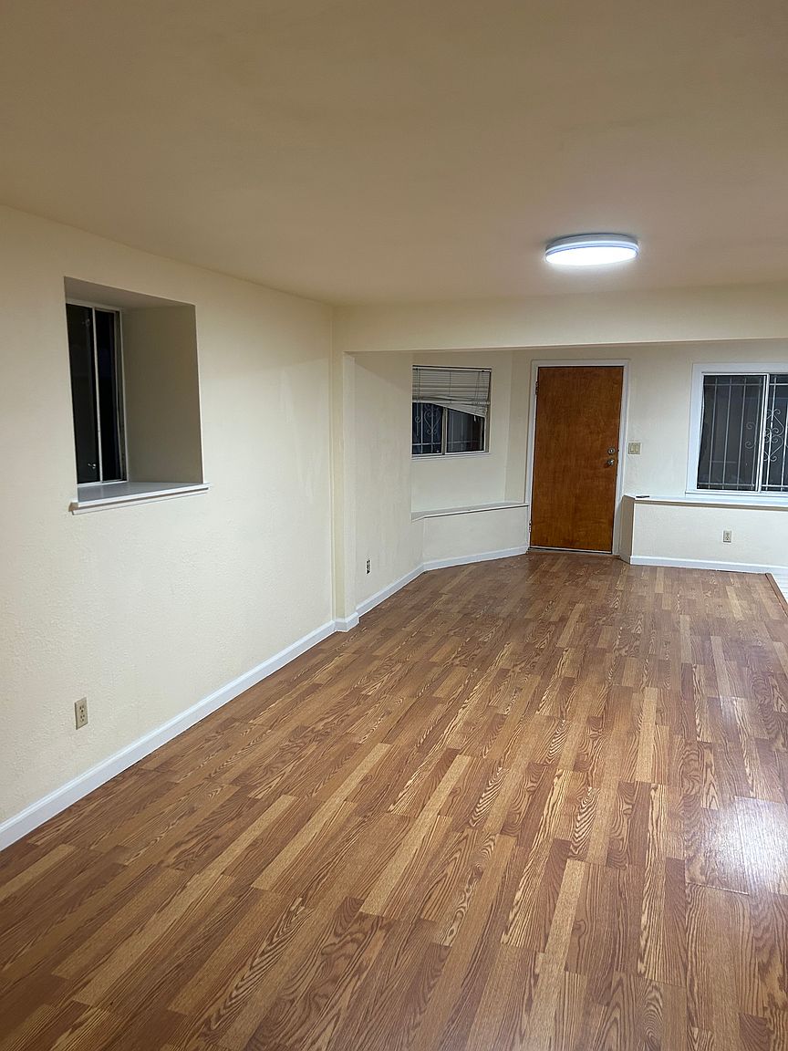 Apartments on E 25th St · Oakland photo 2