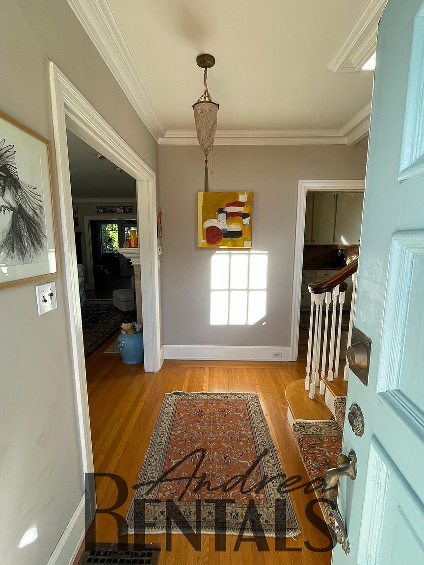922 Alma Pl photo 3