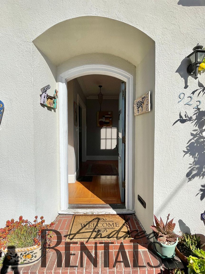 922 Alma Pl photo 2