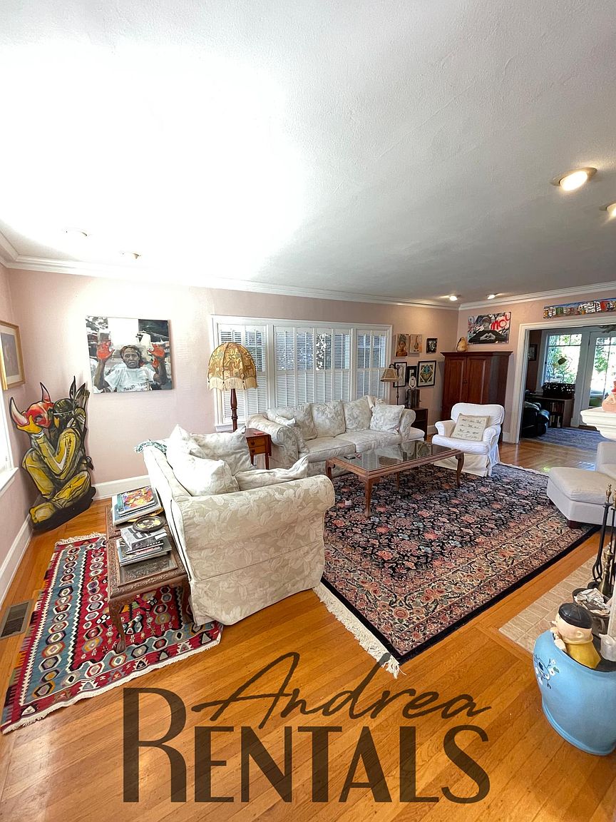 922 Alma Pl photo 5