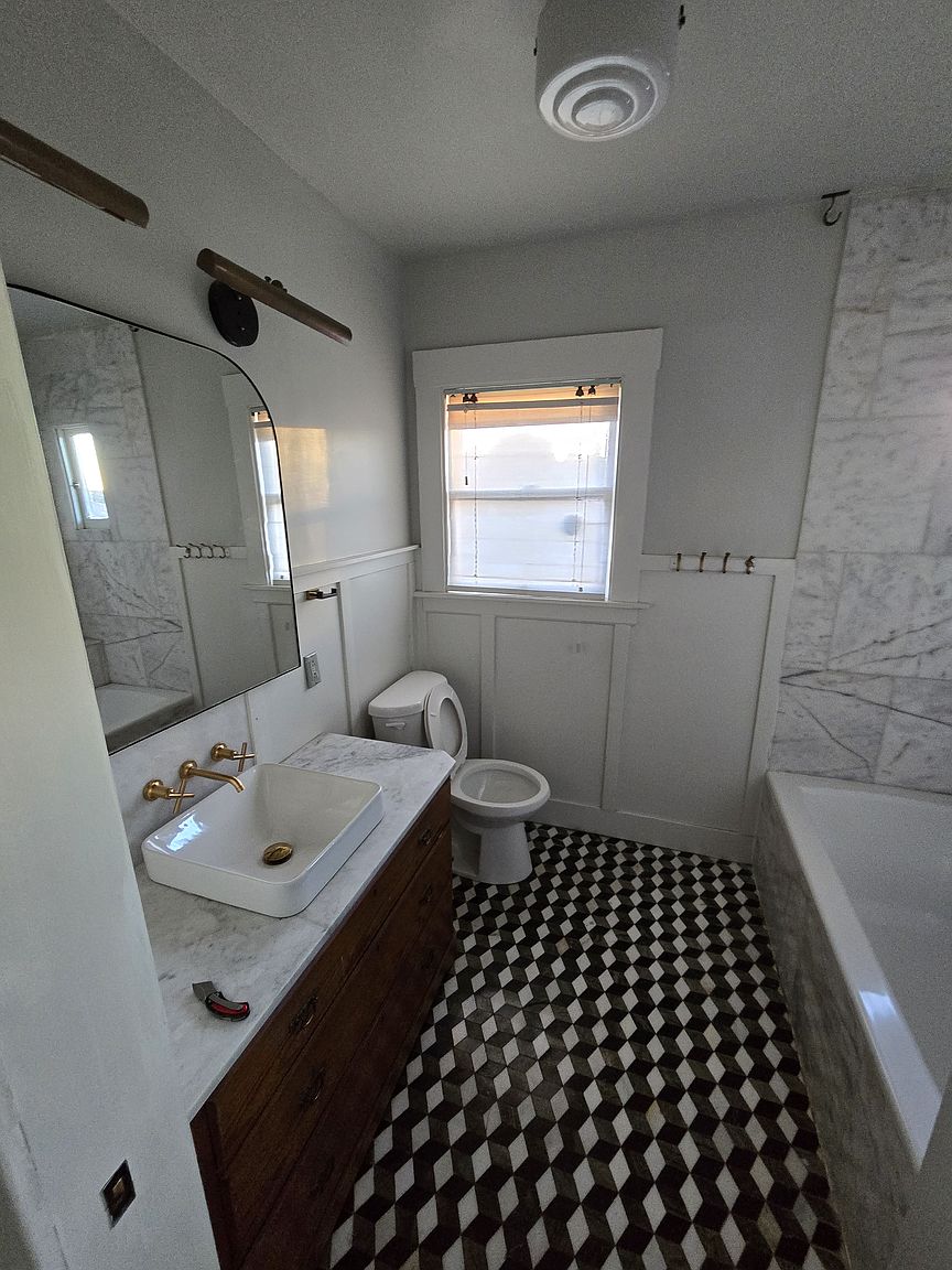 1179 Macarthur Blvd photo 3