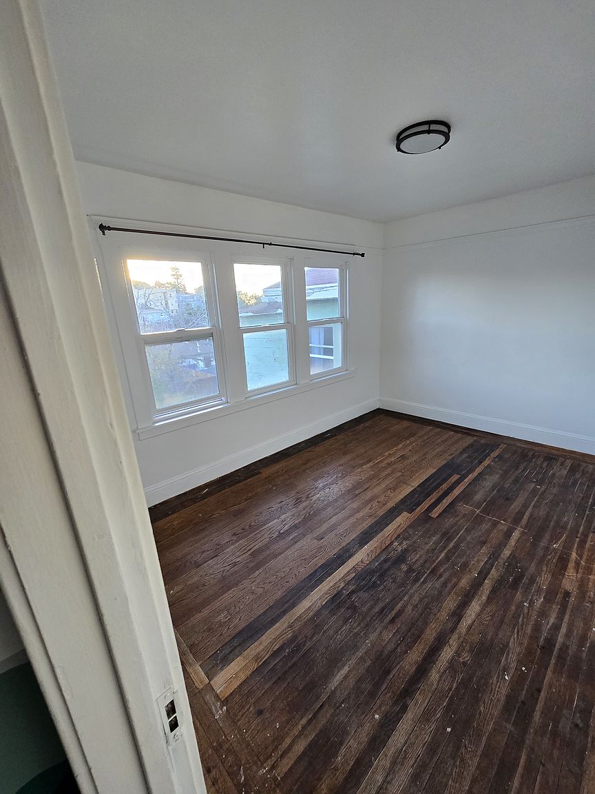 1179 Macarthur Blvd photo 4