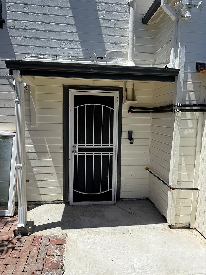 2834 Abbey St photo 3