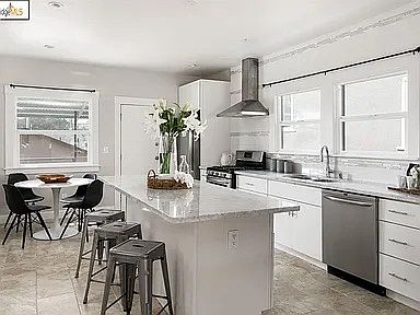2BR/1BA Single Family House on Congress Ave · Oakland photo 3