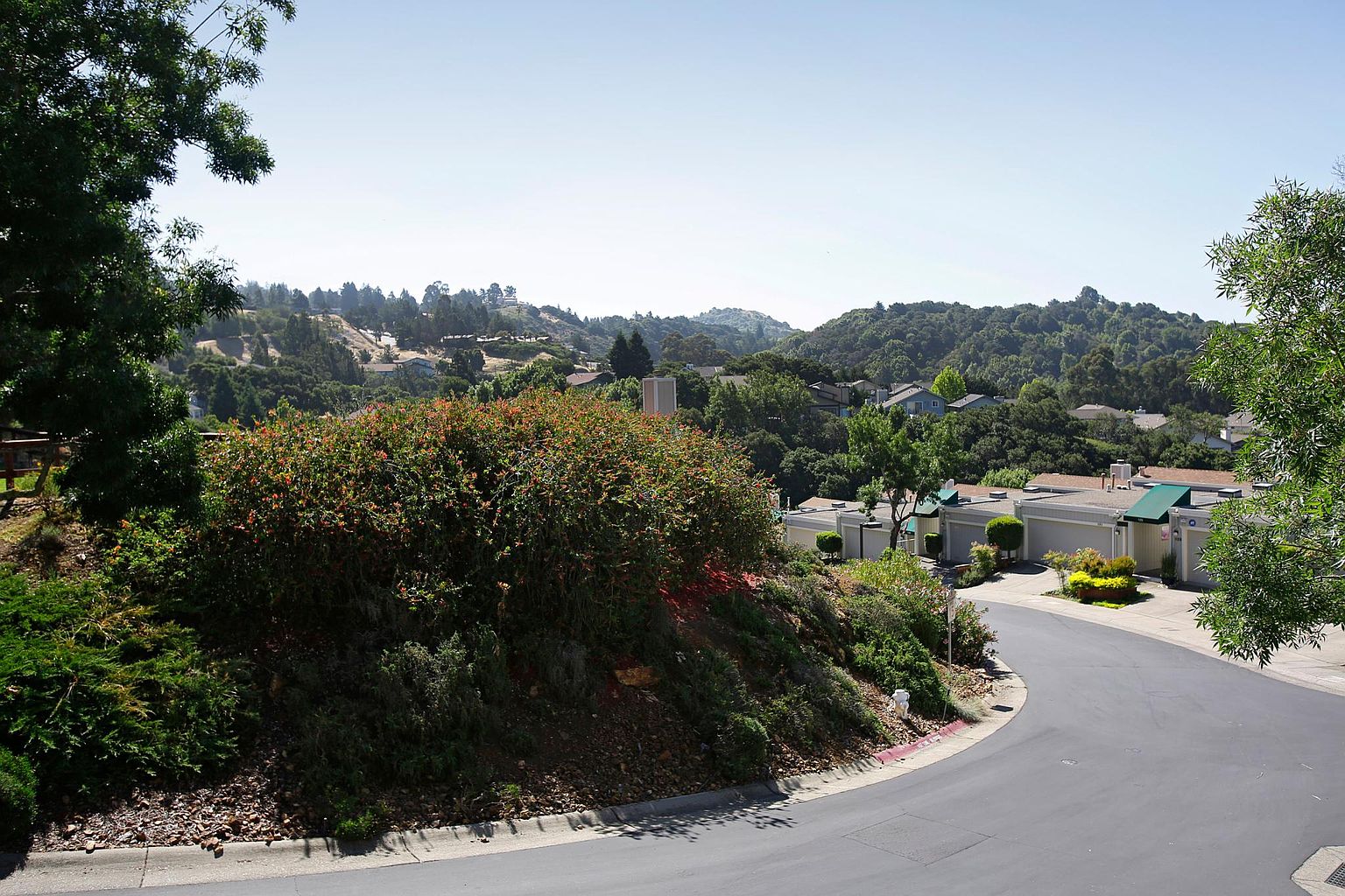 2BR/1BA Townhouse on Samaria Ln · Oakland photo 4