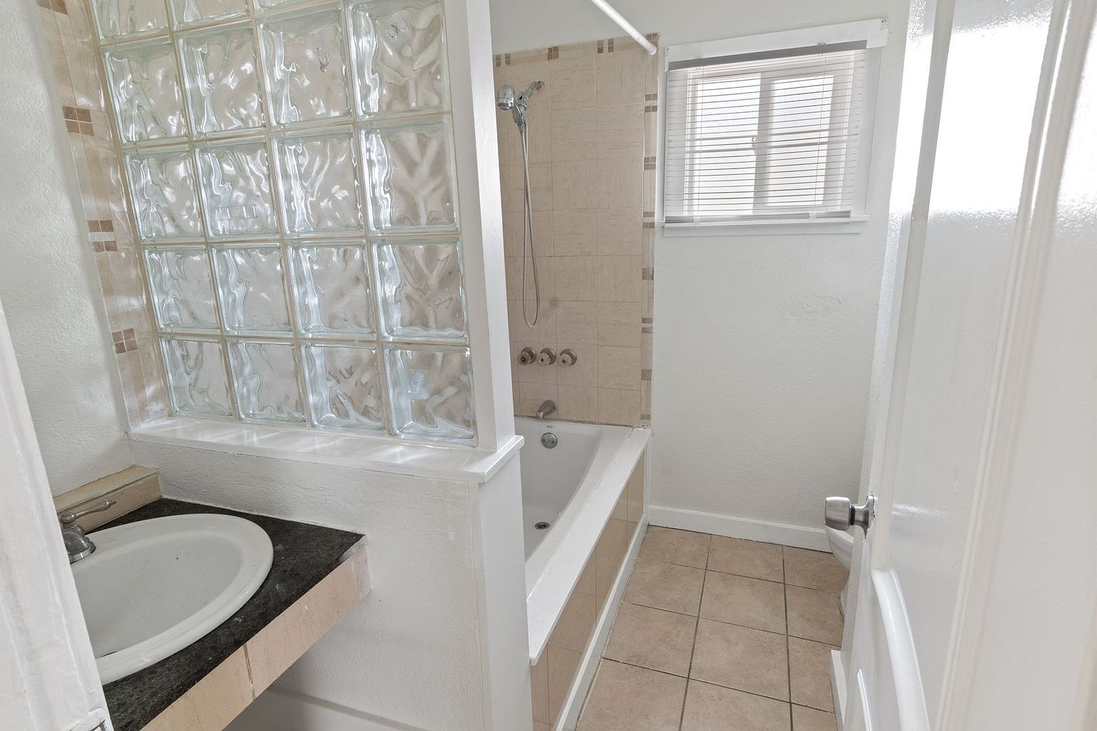 Great 4 Bedroom 2 Bath House photo 5