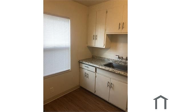 Apartments on 83rd Avenue · Oakland photo 3