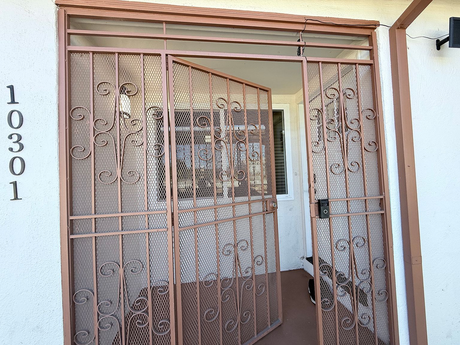 10301 San Leandro St photo 2