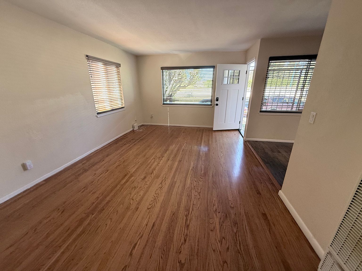 10301 San Leandro St photo 4