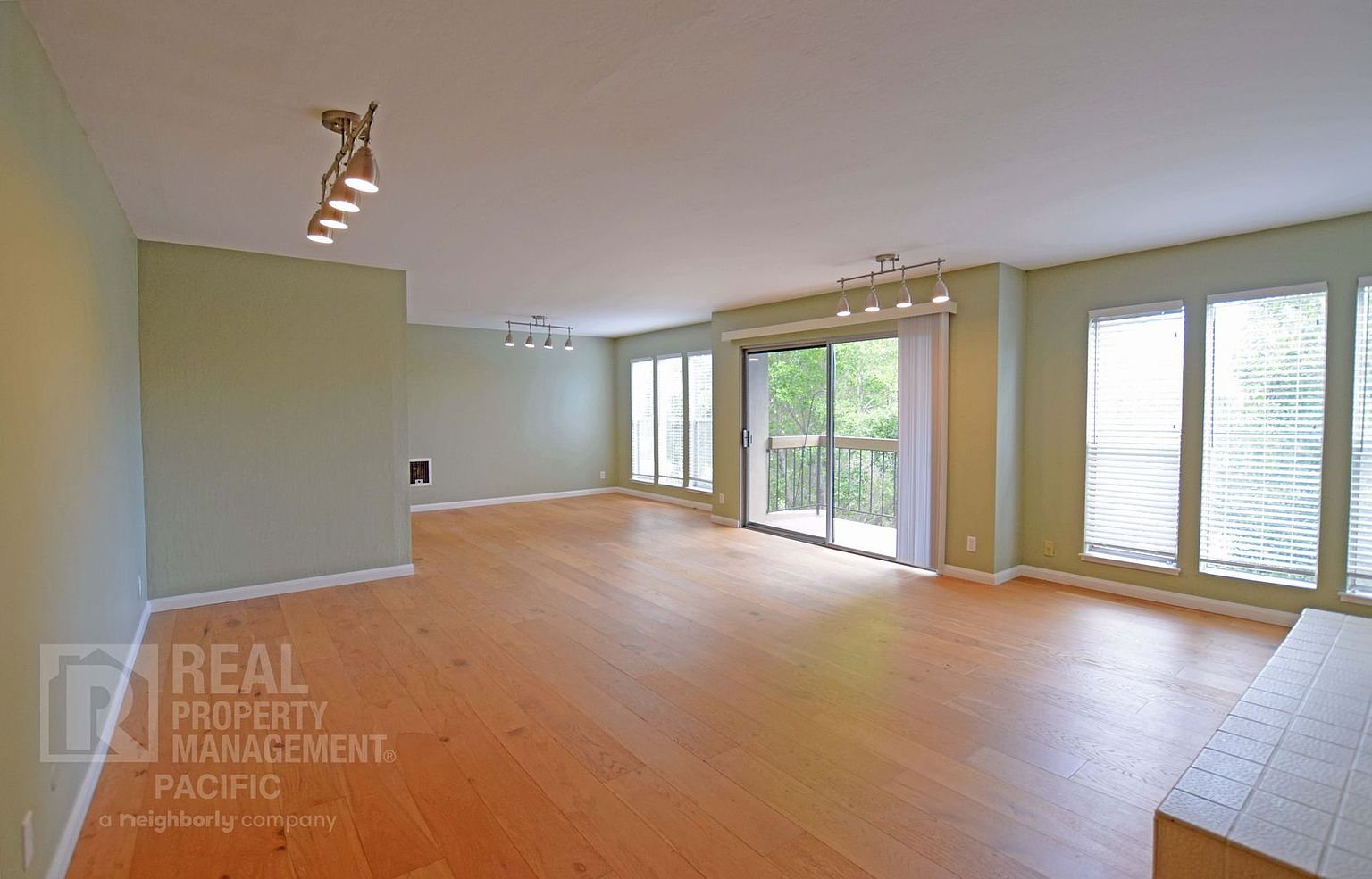 5335 Broadway Ter photo 2