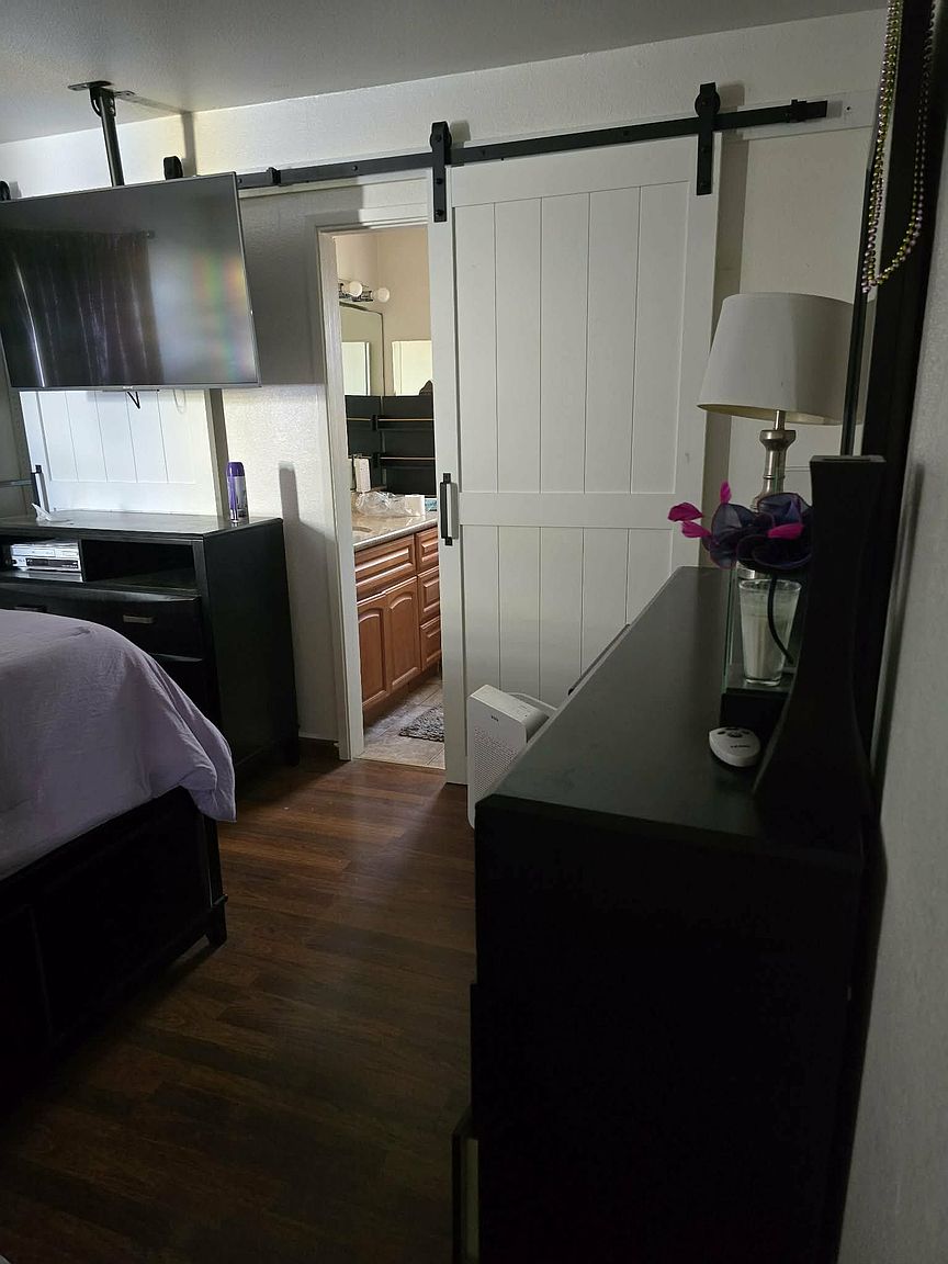 2807 Park St photo 4
