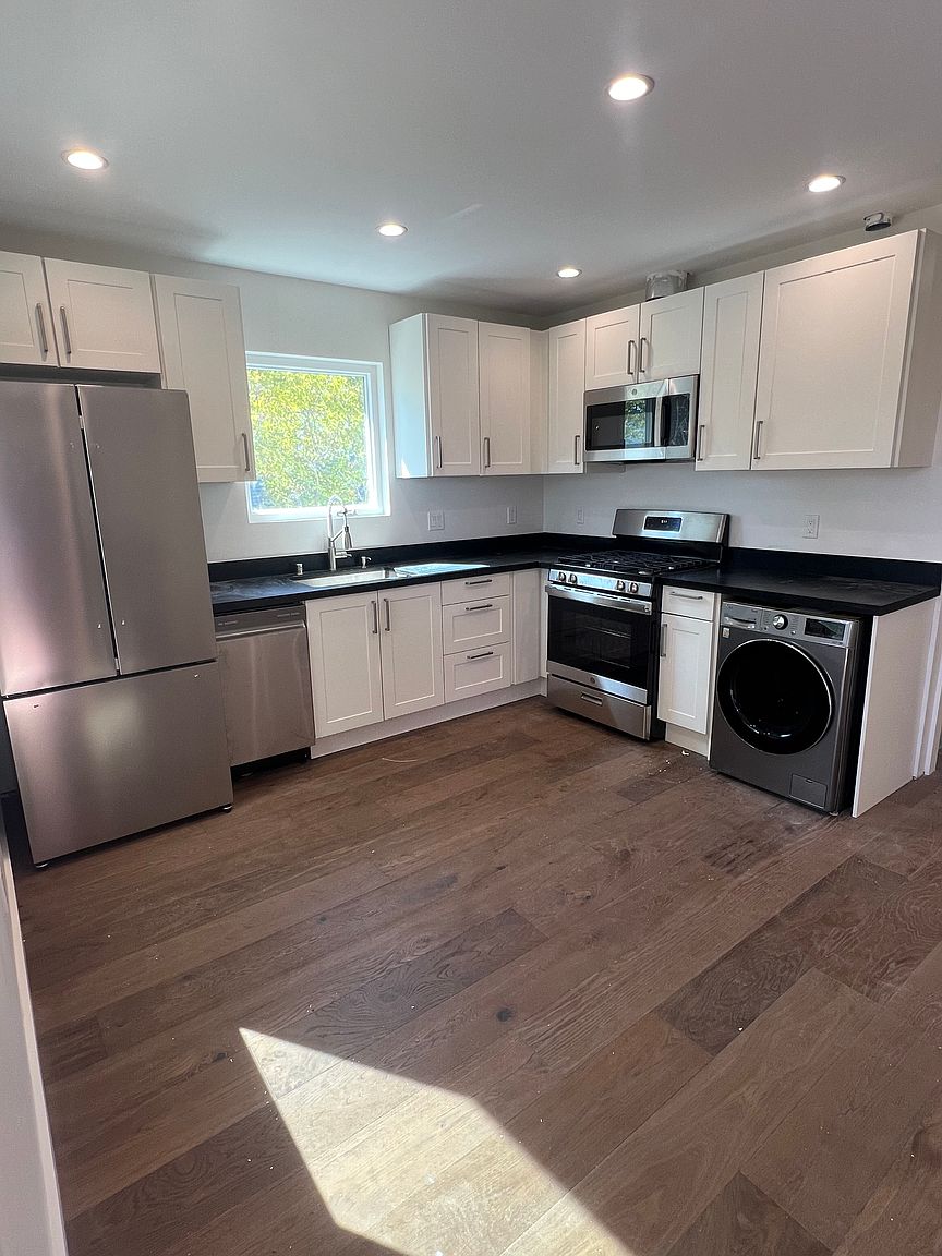 1632 8th St photo 2