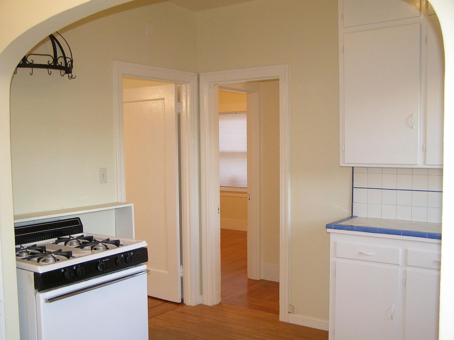 945 Kains Ave photo 3