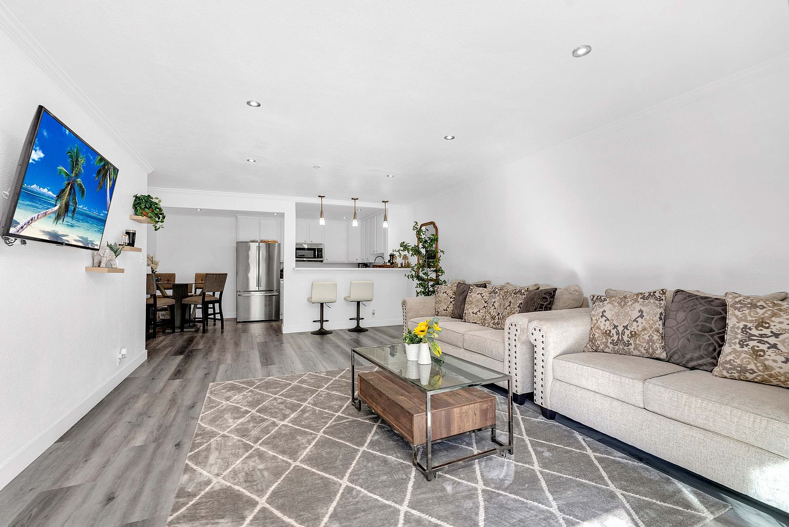 2500 Miramar Ave photo 2