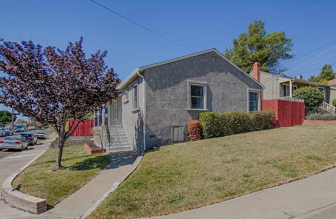 4380 Moreland Dr photo 2