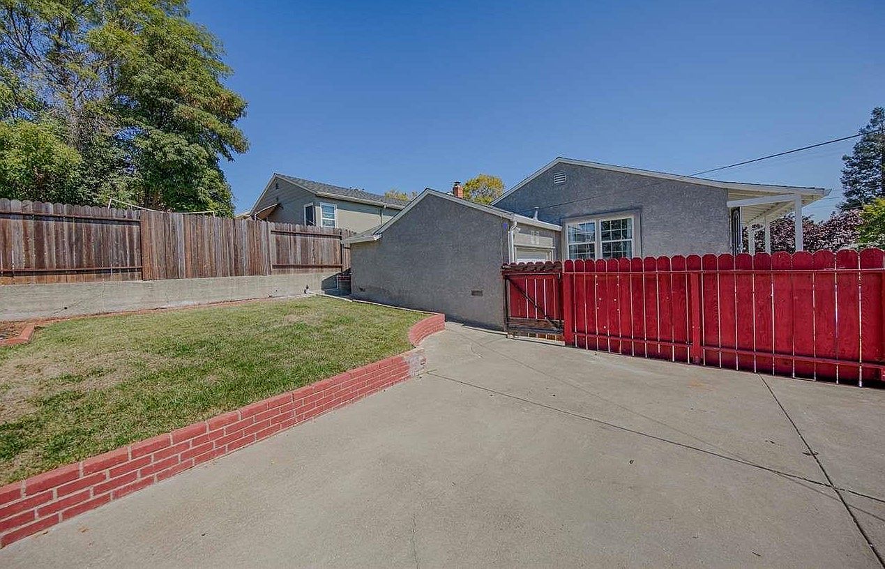4380 Moreland Dr photo 3