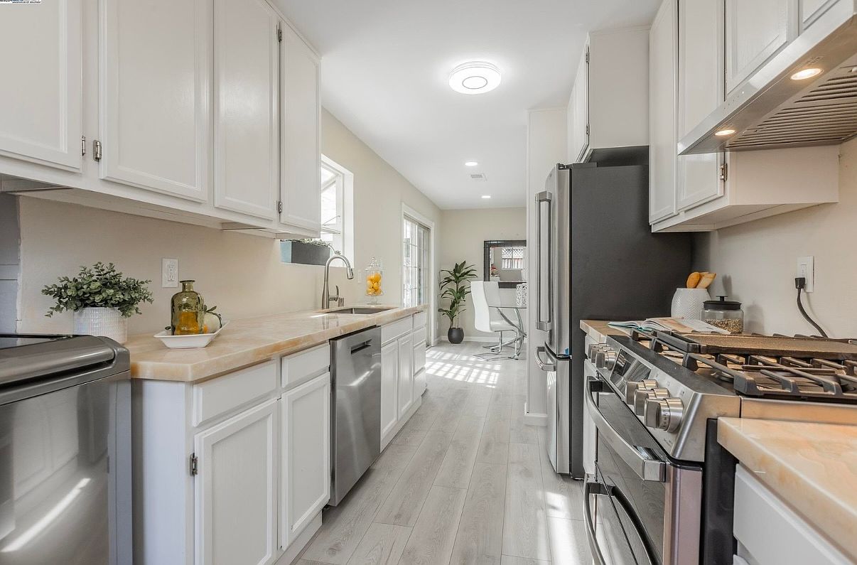 35267 Farnham Dr photo 4