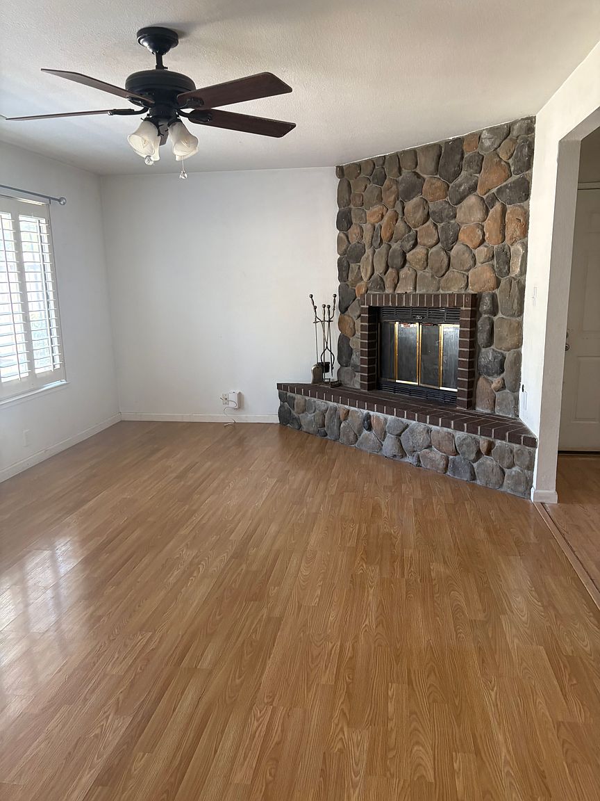 37340 Hill St photo 3