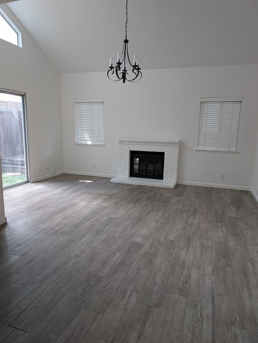3813 Vine St photo 2