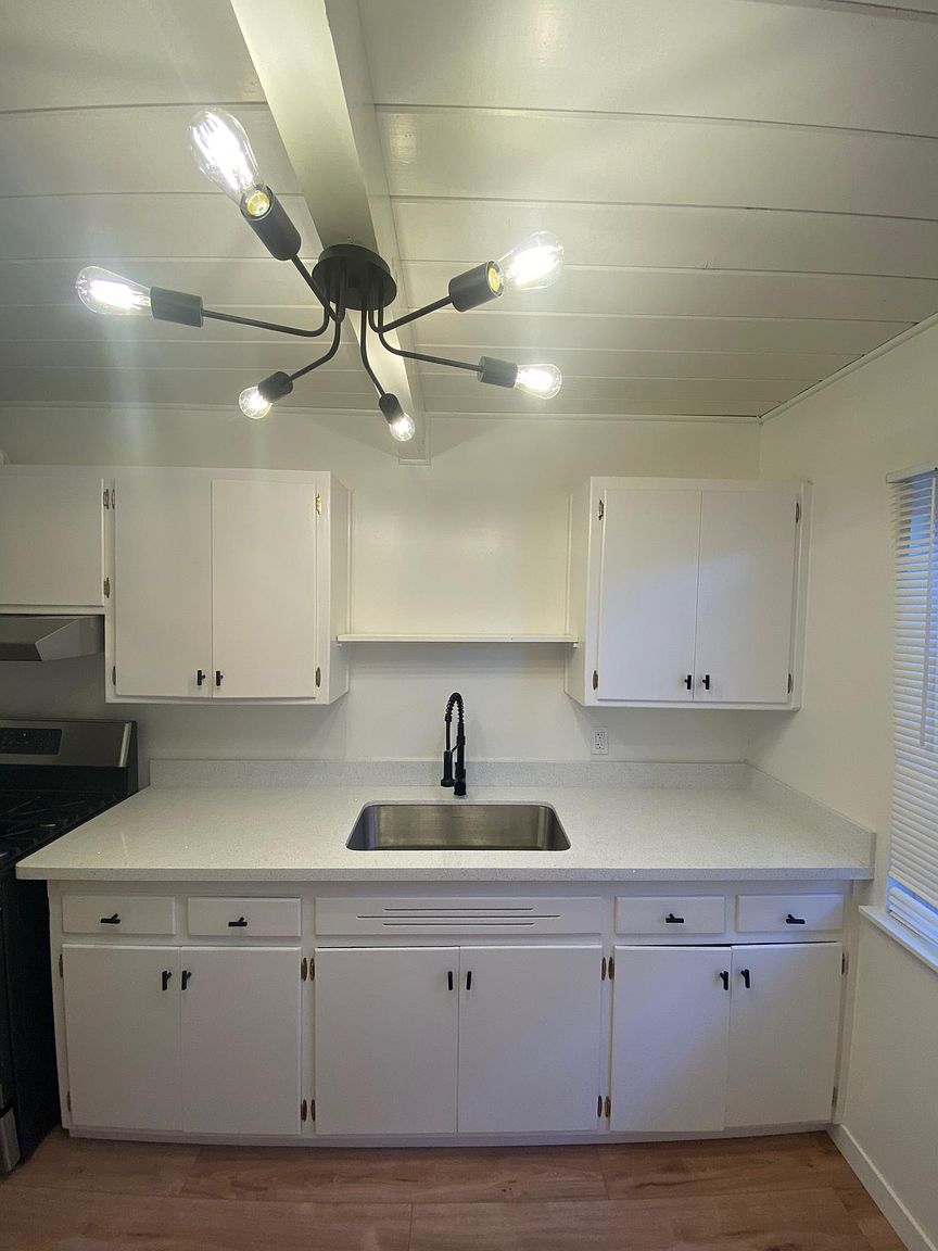 1182 Holmes Ct photo 2