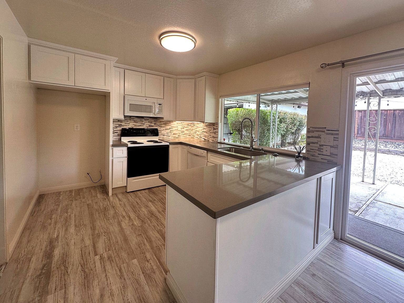 1861 De Vaca Way photo 5