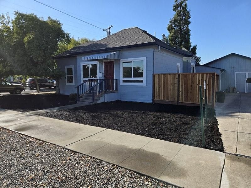 1620 Linden St photo 2