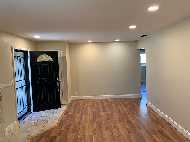1137 Apache St photo 2