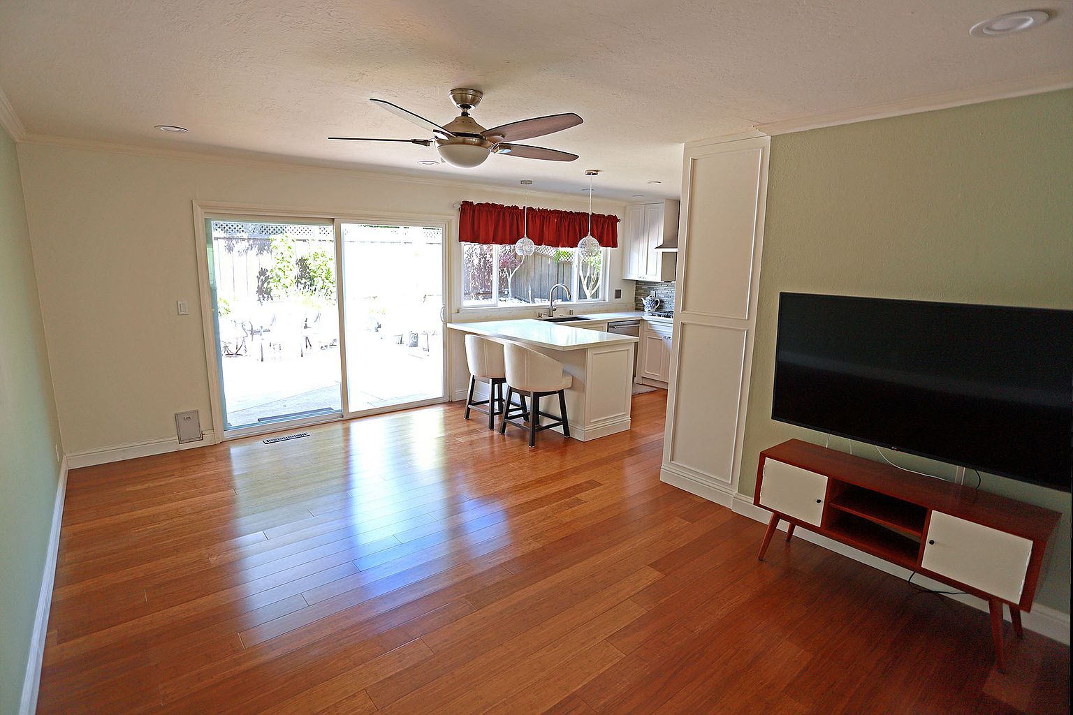 530 Zircon Way photo 3