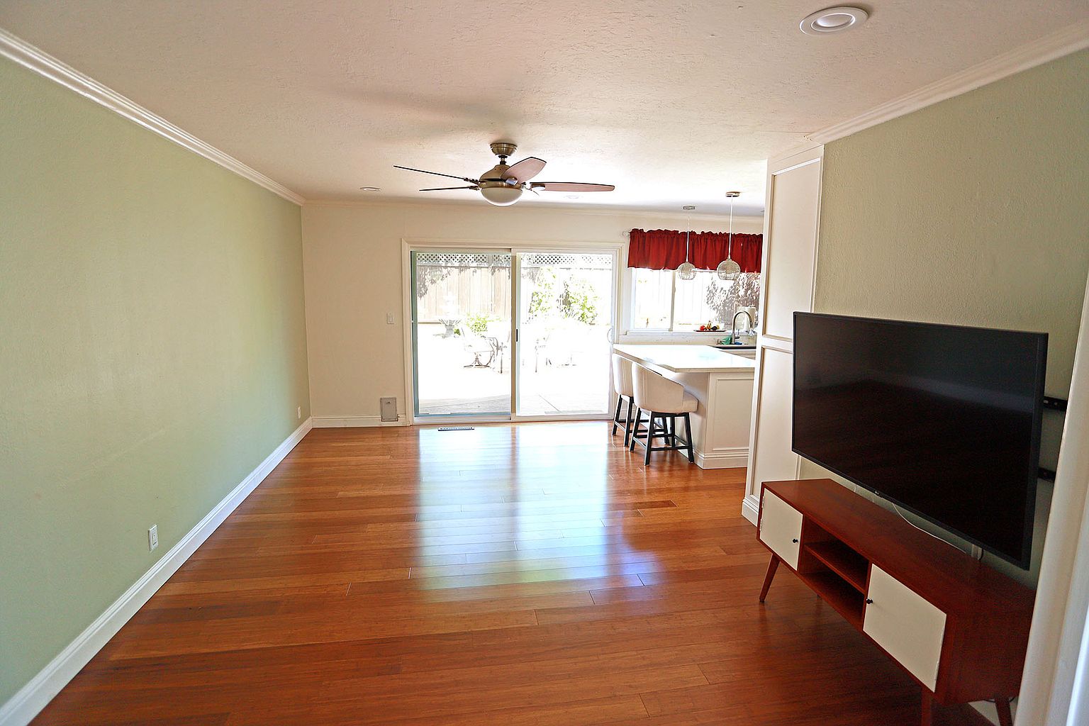 530 Zircon Way photo 2