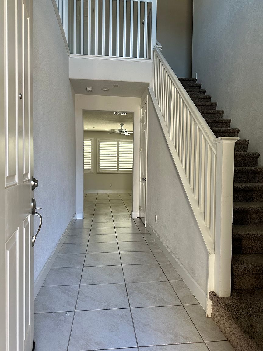 686 W Crocker Ln photo 3