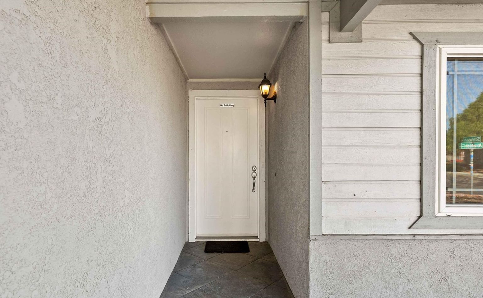 1694 Arrowhead Ave photo 4